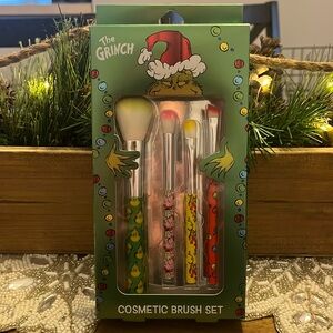 Grinch make up brushes